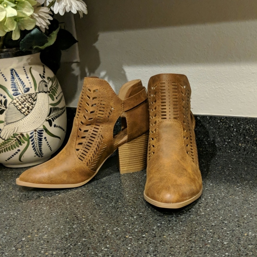 NWOT Qupid ankle boots